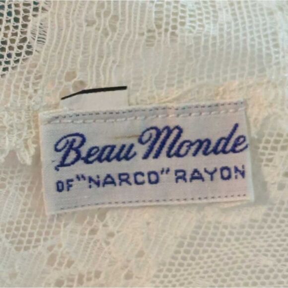 vintage women's 60s white nylon gown slip with lace details - Picture 2 of 11